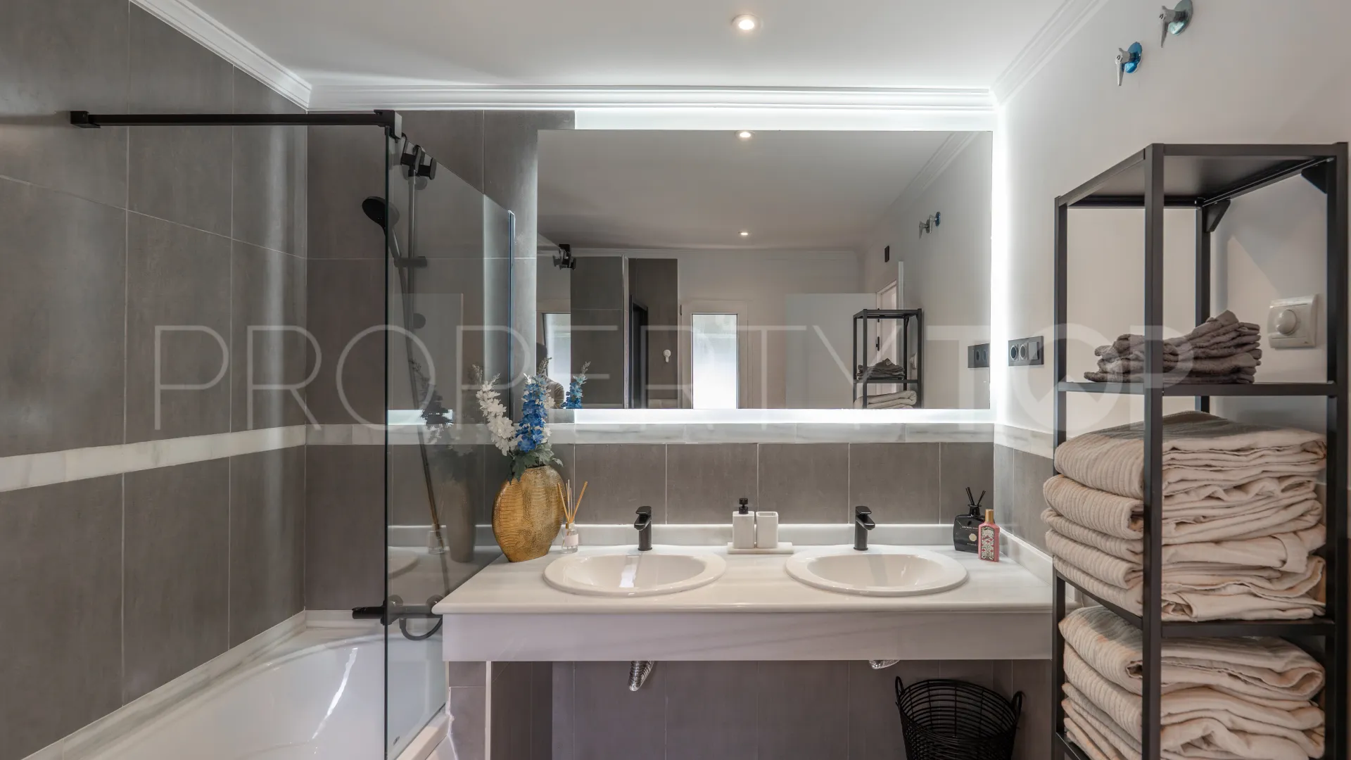 4 bedrooms villa for sale in Estepona