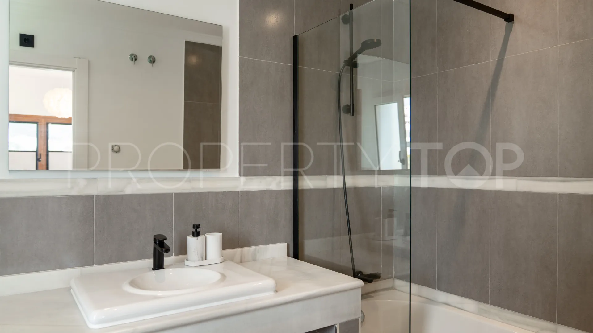 4 bedrooms villa for sale in Estepona