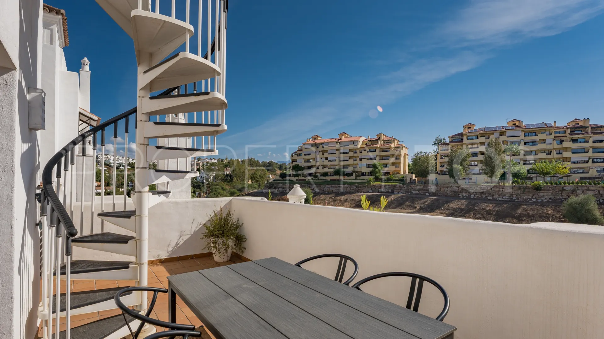 Estepona, atico duplex con 2 dormitorios en venta