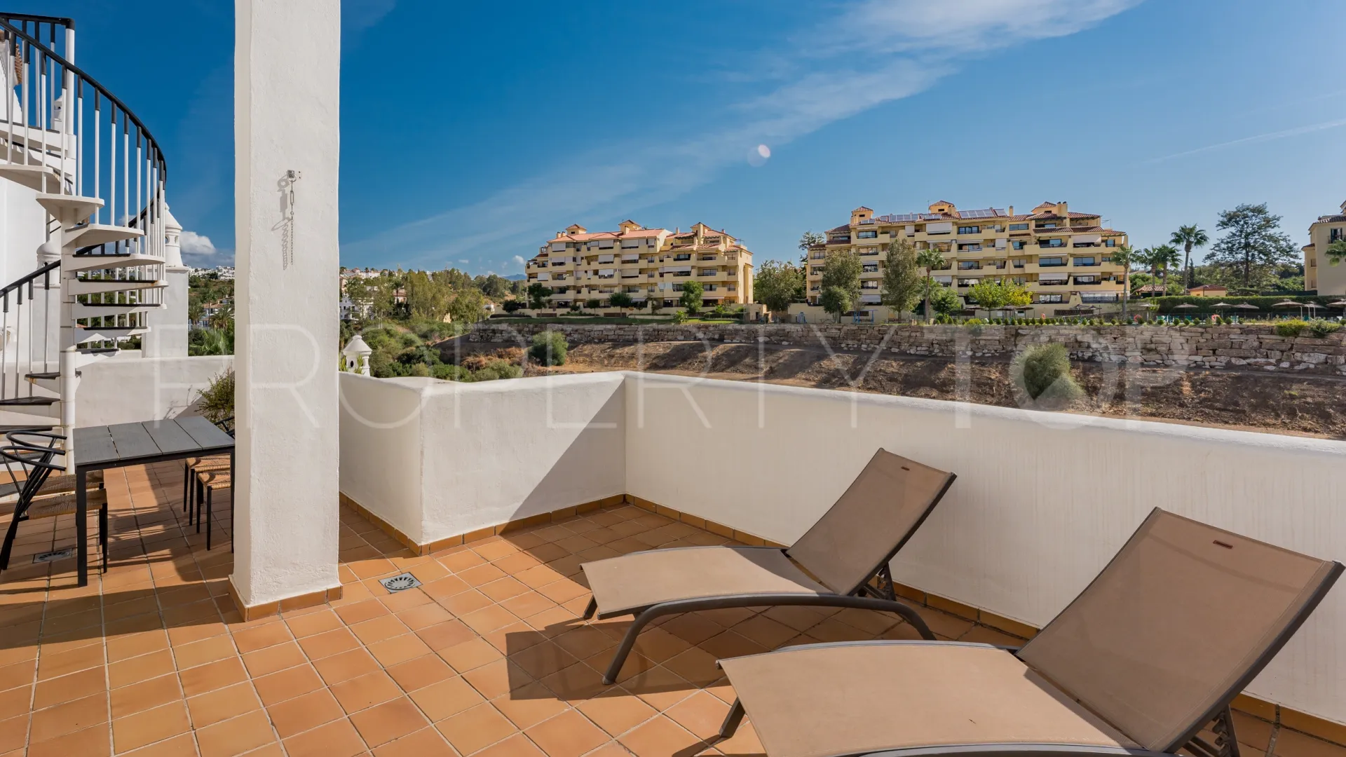 Estepona, atico duplex con 2 dormitorios en venta