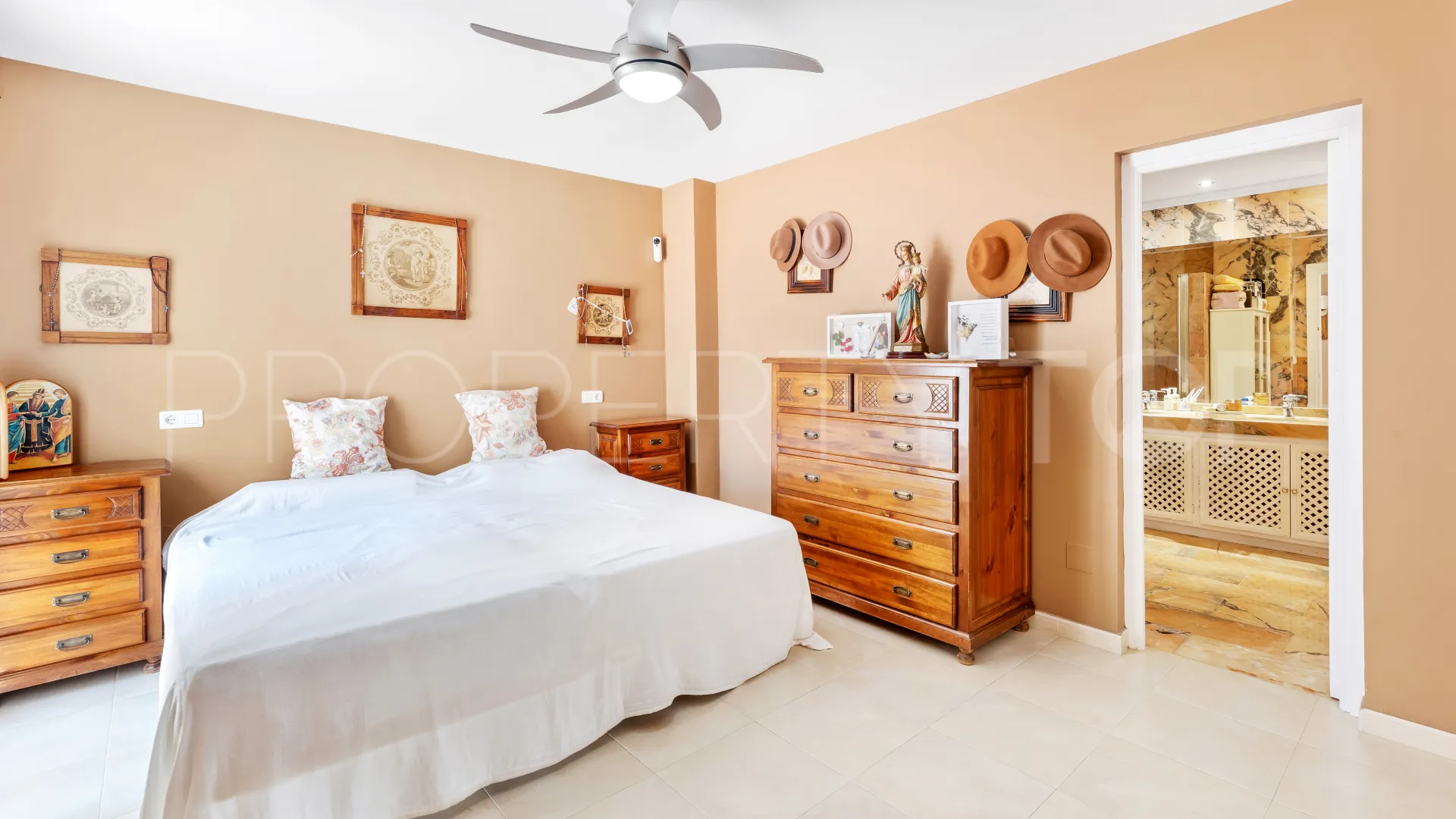 Comprar apartamento con 3 dormitorios en Nueva Andalucia