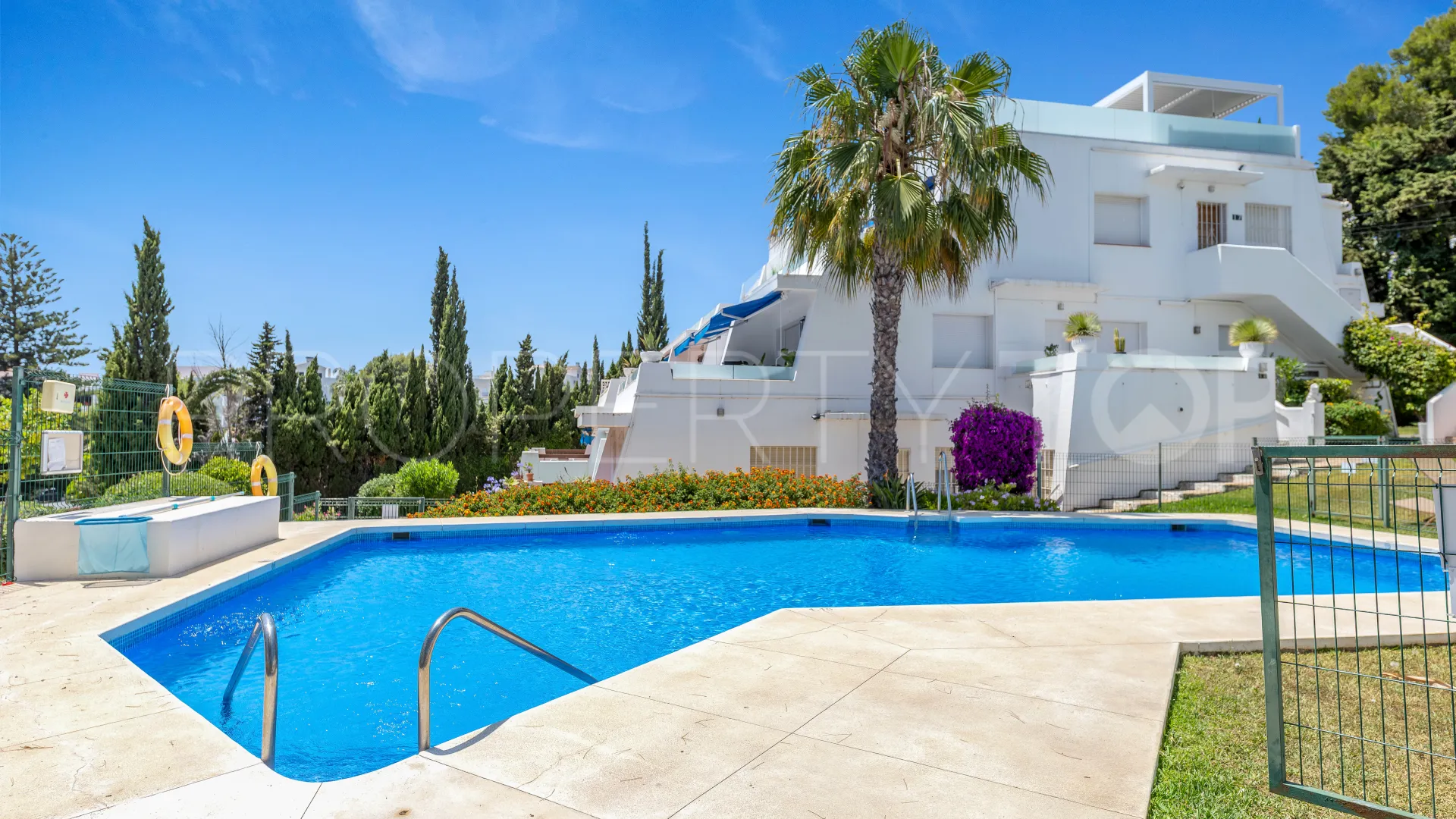 Comprar apartamento con 3 dormitorios en Nueva Andalucia
