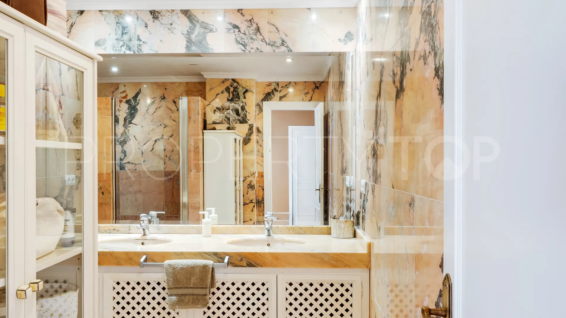 Comprar apartamento con 3 dormitorios en Nueva Andalucia