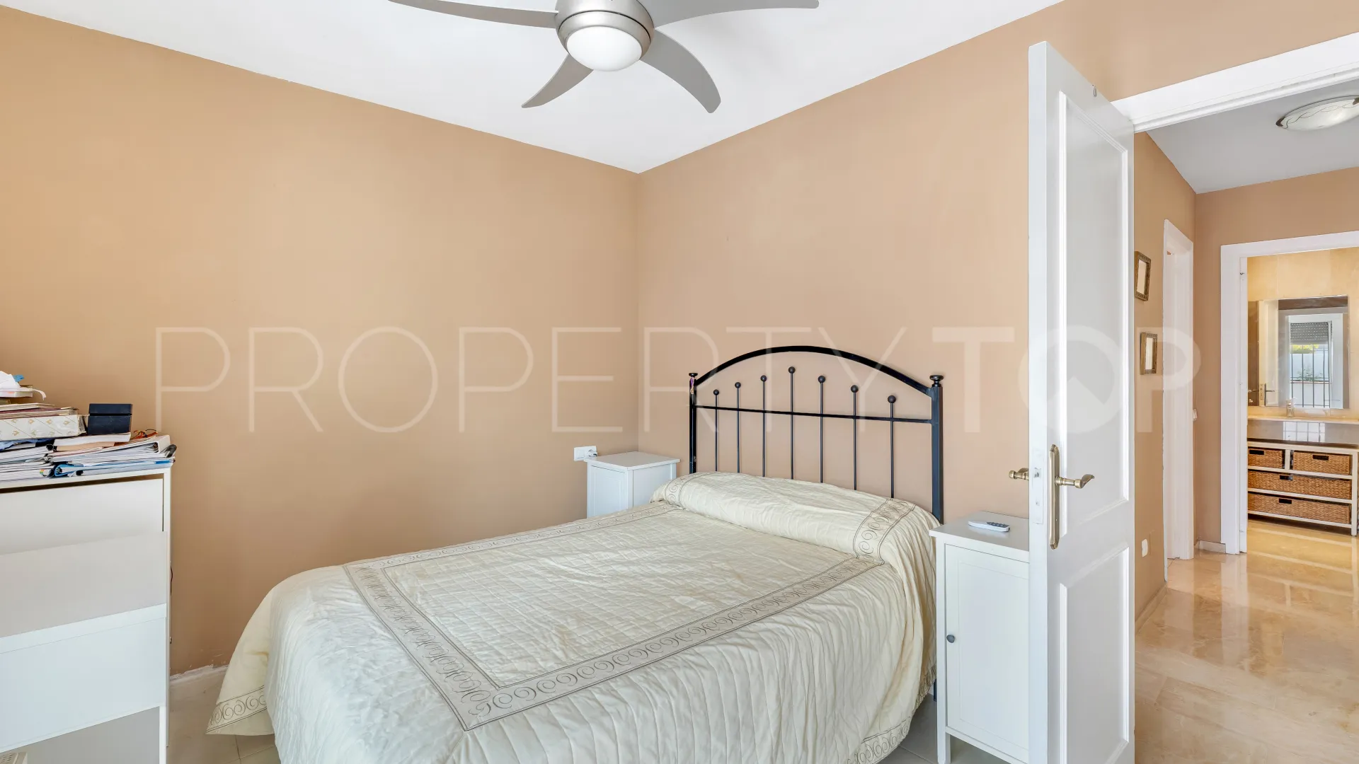 Comprar apartamento con 3 dormitorios en Nueva Andalucia