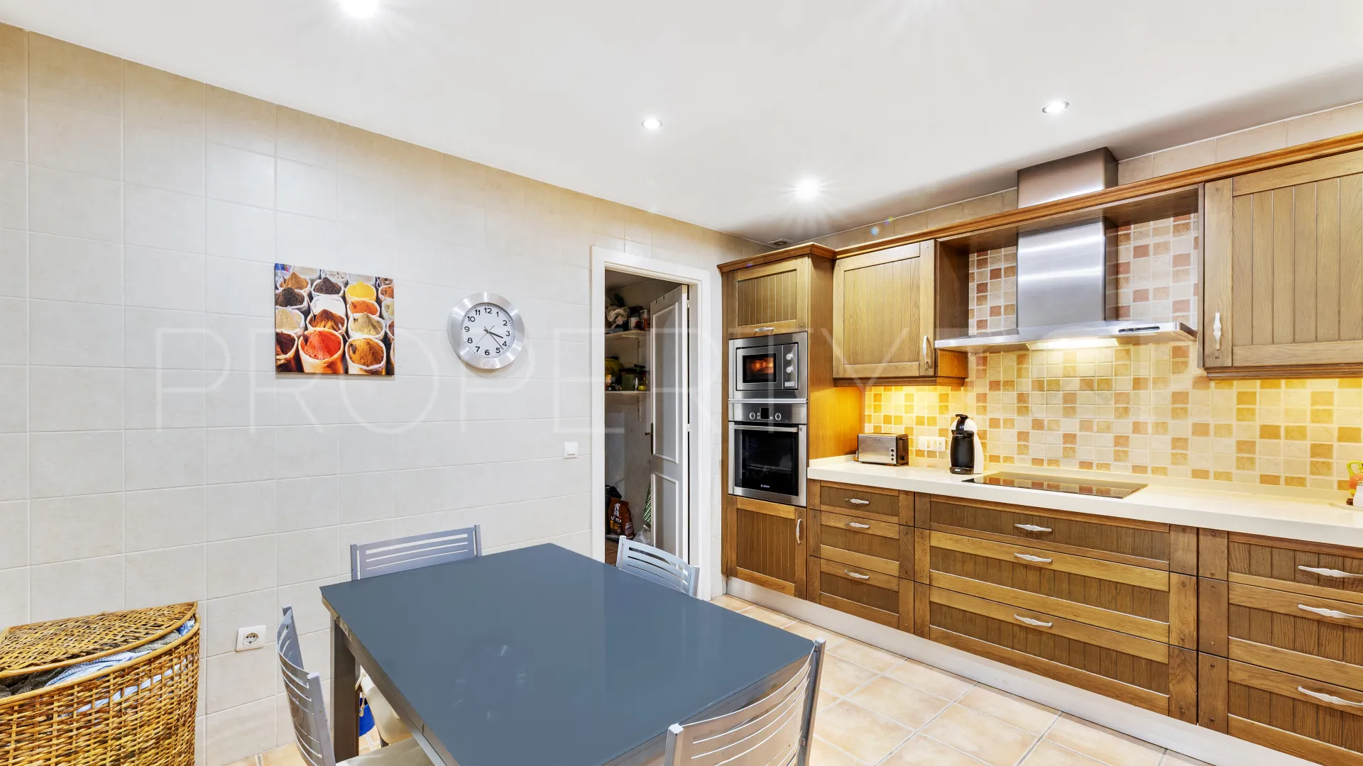 Comprar apartamento con 3 dormitorios en Nueva Andalucia