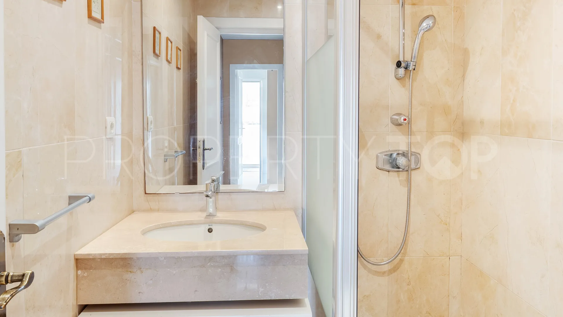 Comprar apartamento con 3 dormitorios en Nueva Andalucia