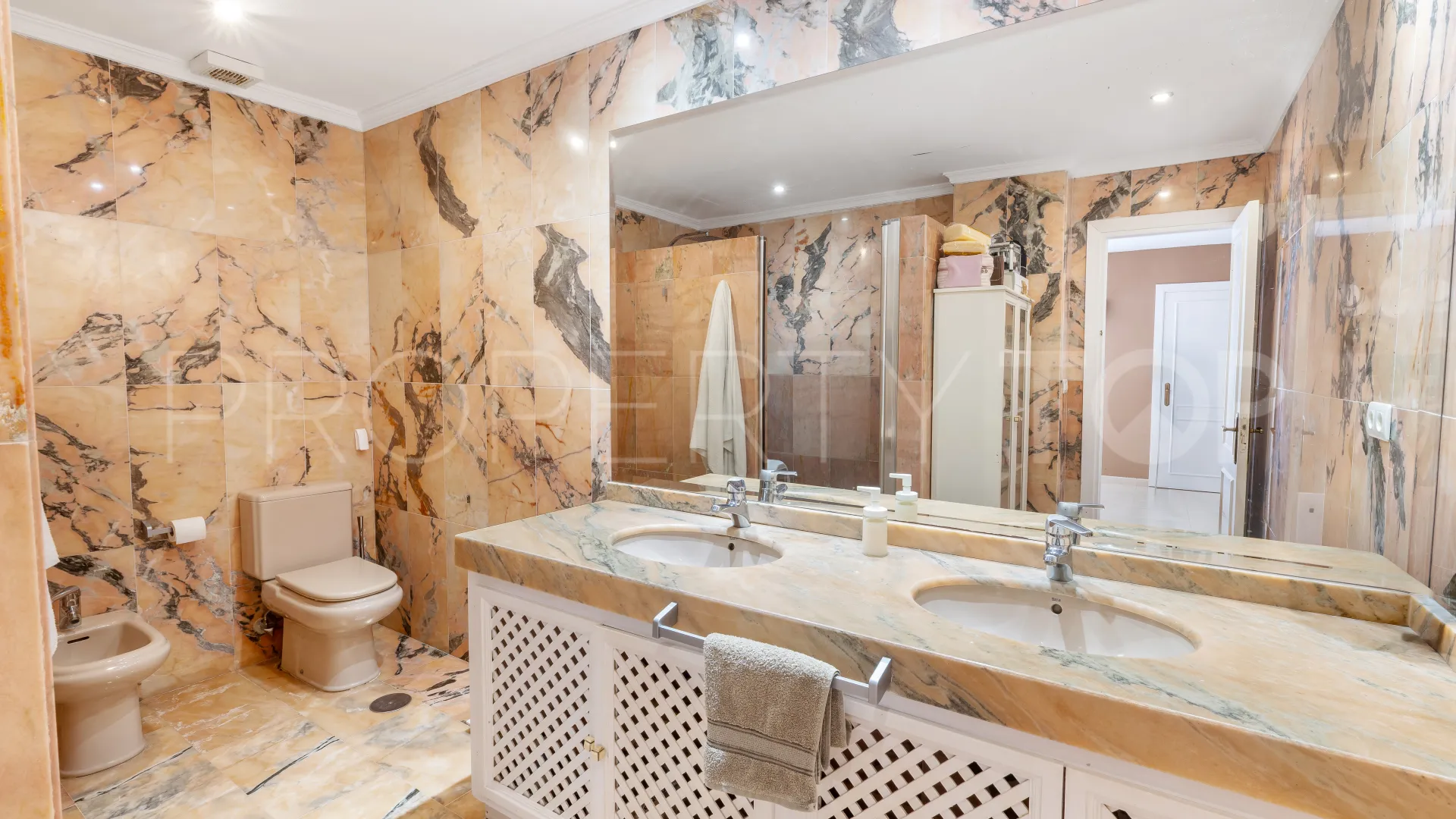 Comprar apartamento con 3 dormitorios en Nueva Andalucia