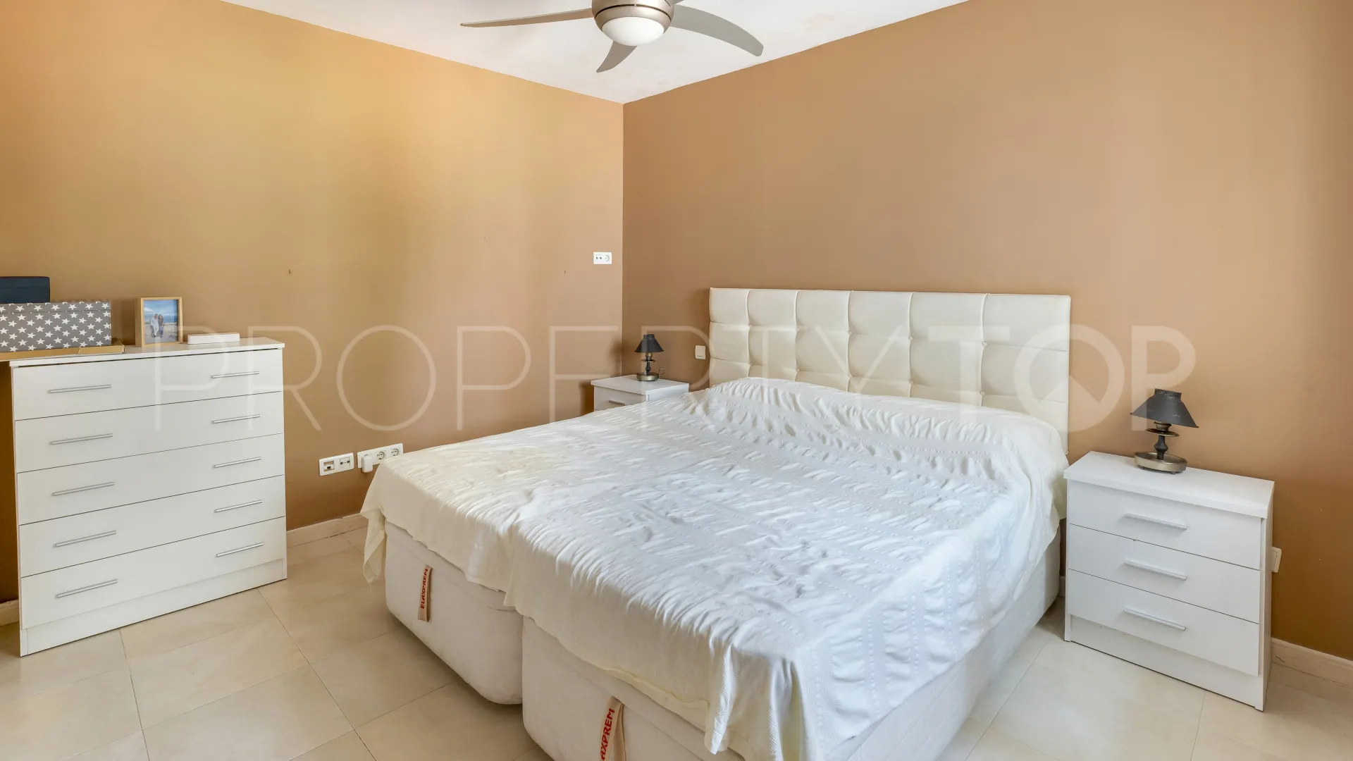 Comprar apartamento con 3 dormitorios en Nueva Andalucia