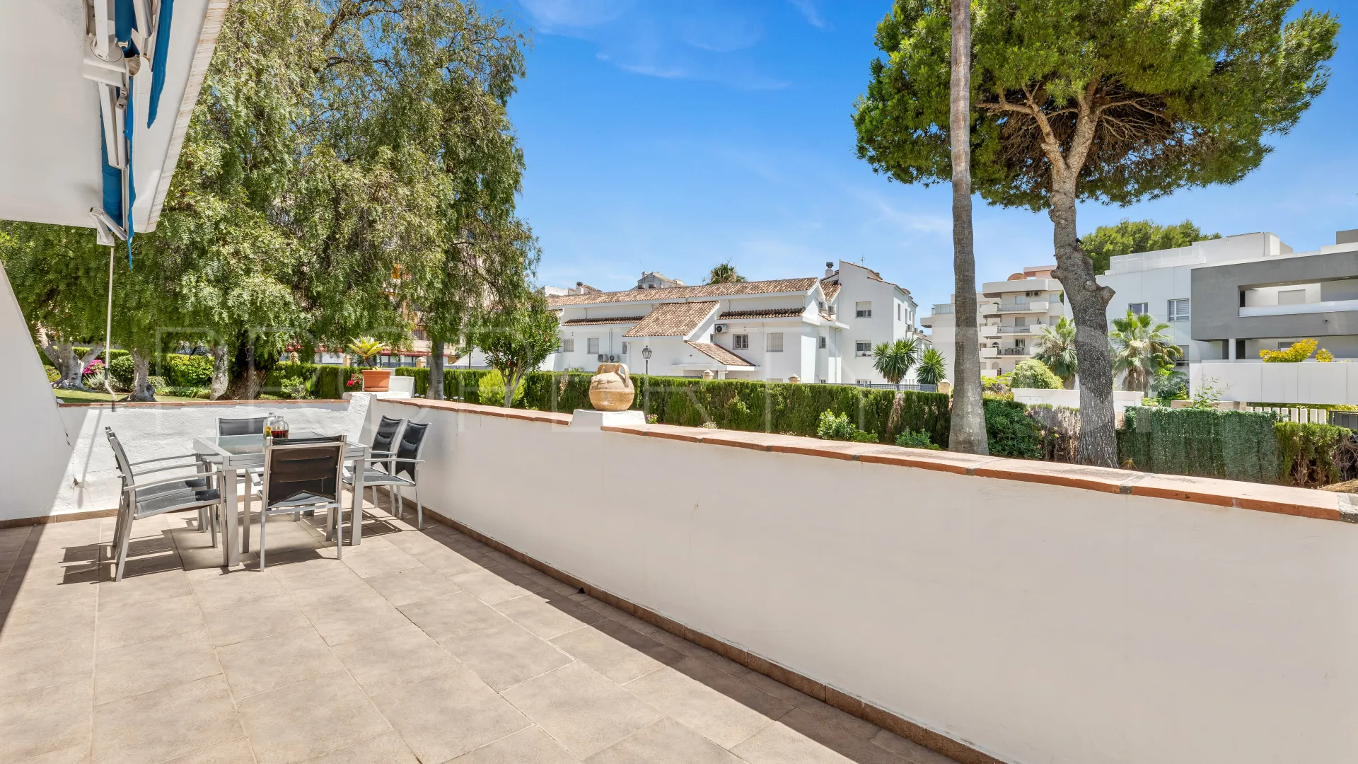 Comprar apartamento con 3 dormitorios en Nueva Andalucia