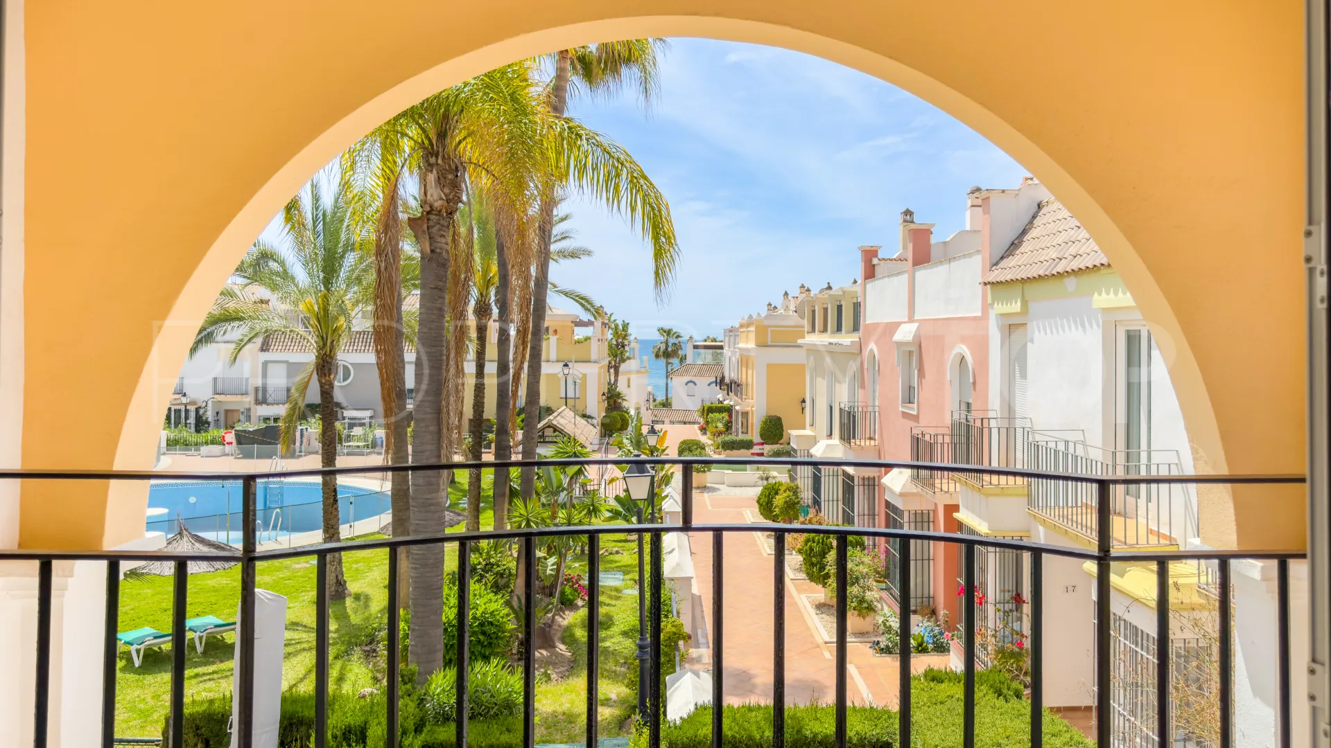 For sale Marbella East town house with 3 bedrooms