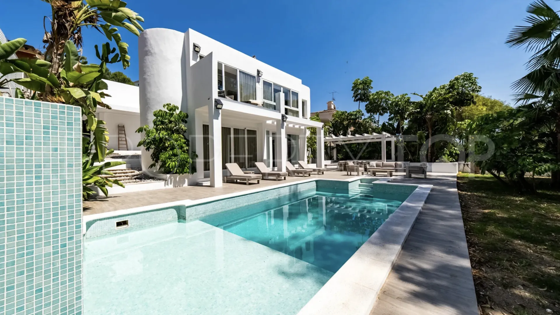 Villa de 4 dormitorios en venta en Marbella