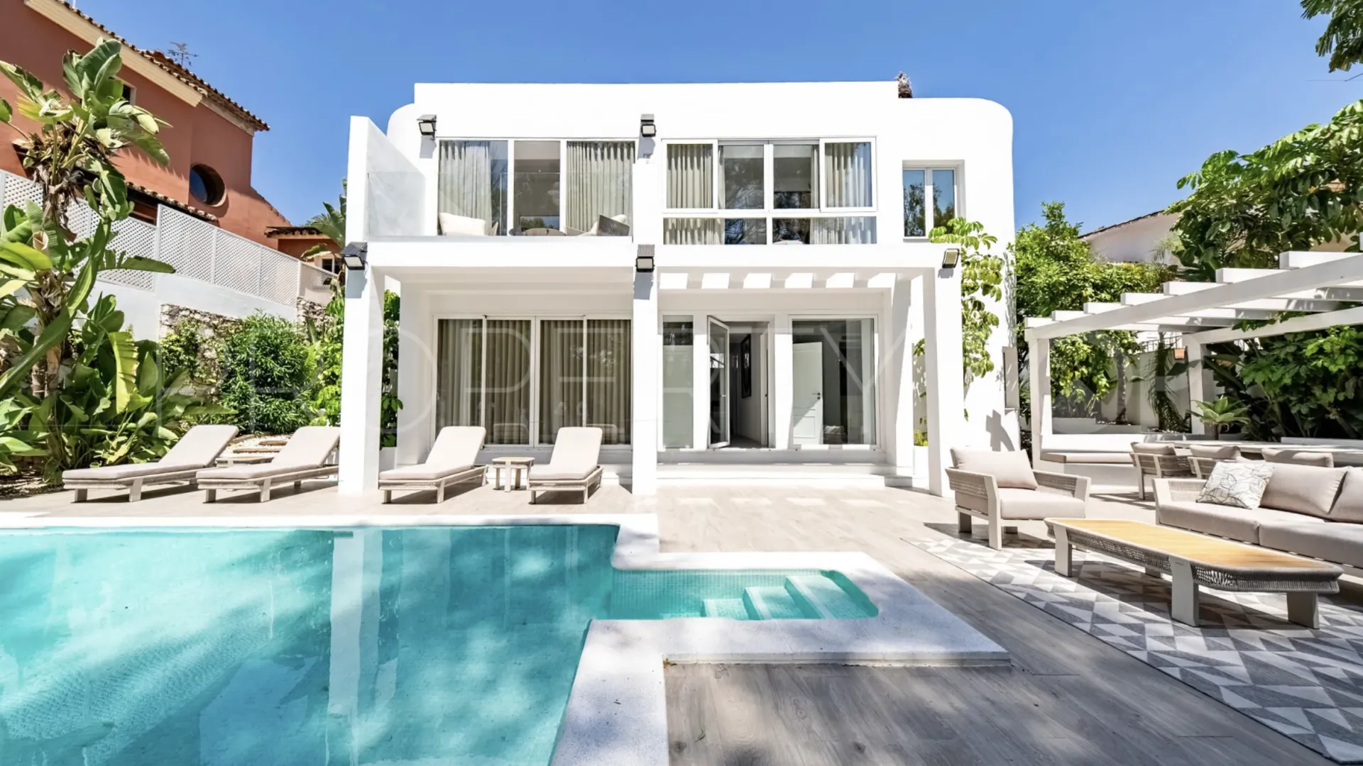 Villa de 4 dormitorios en venta en Marbella