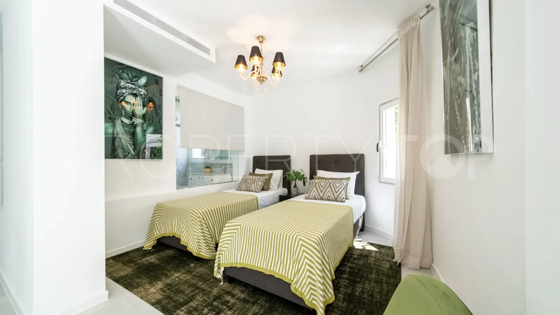 Villa de 4 dormitorios en venta en Marbella