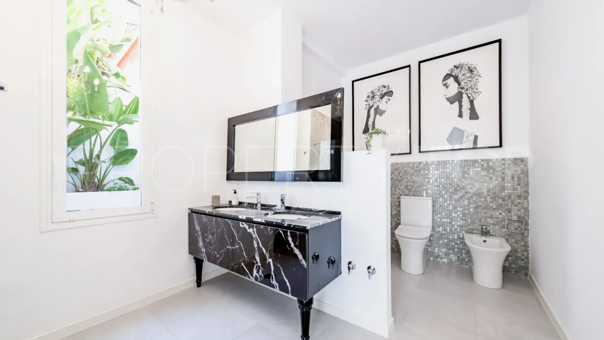 Villa de 4 dormitorios en venta en Marbella