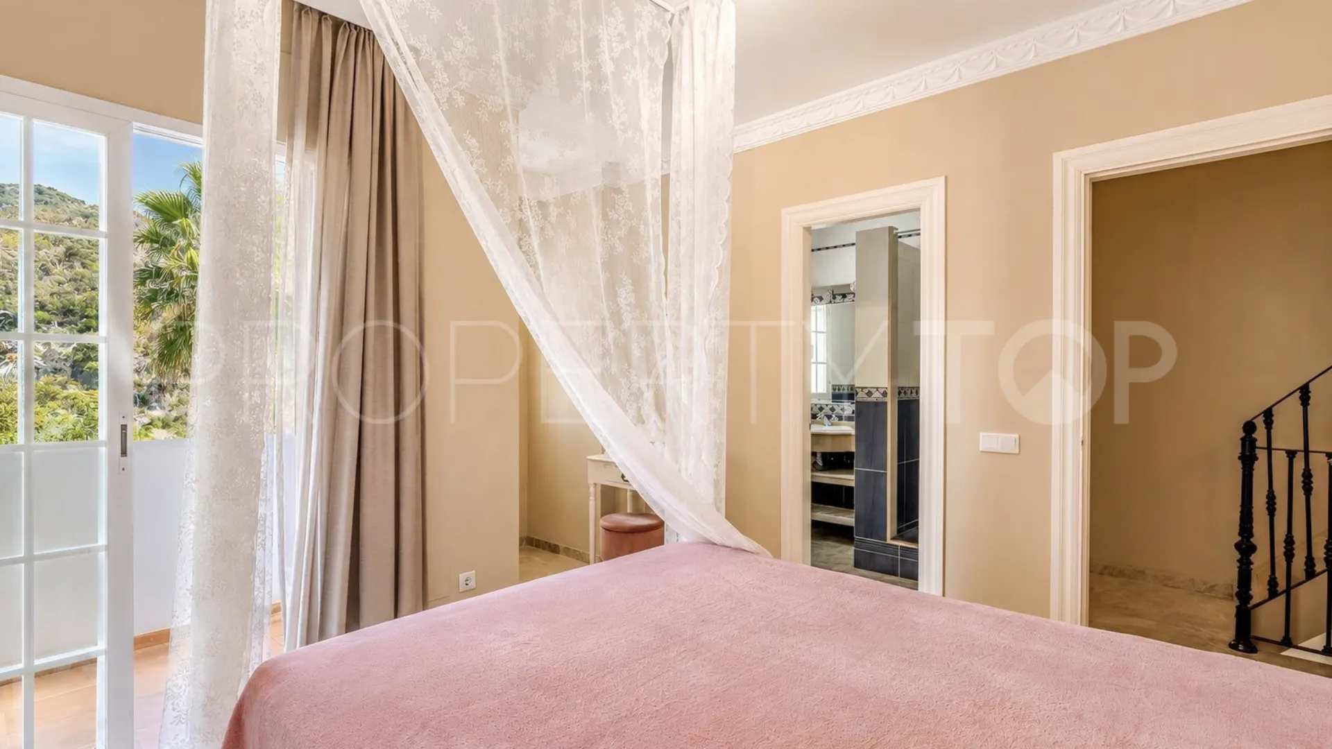 For sale villa in Marbella with 4 bedrooms