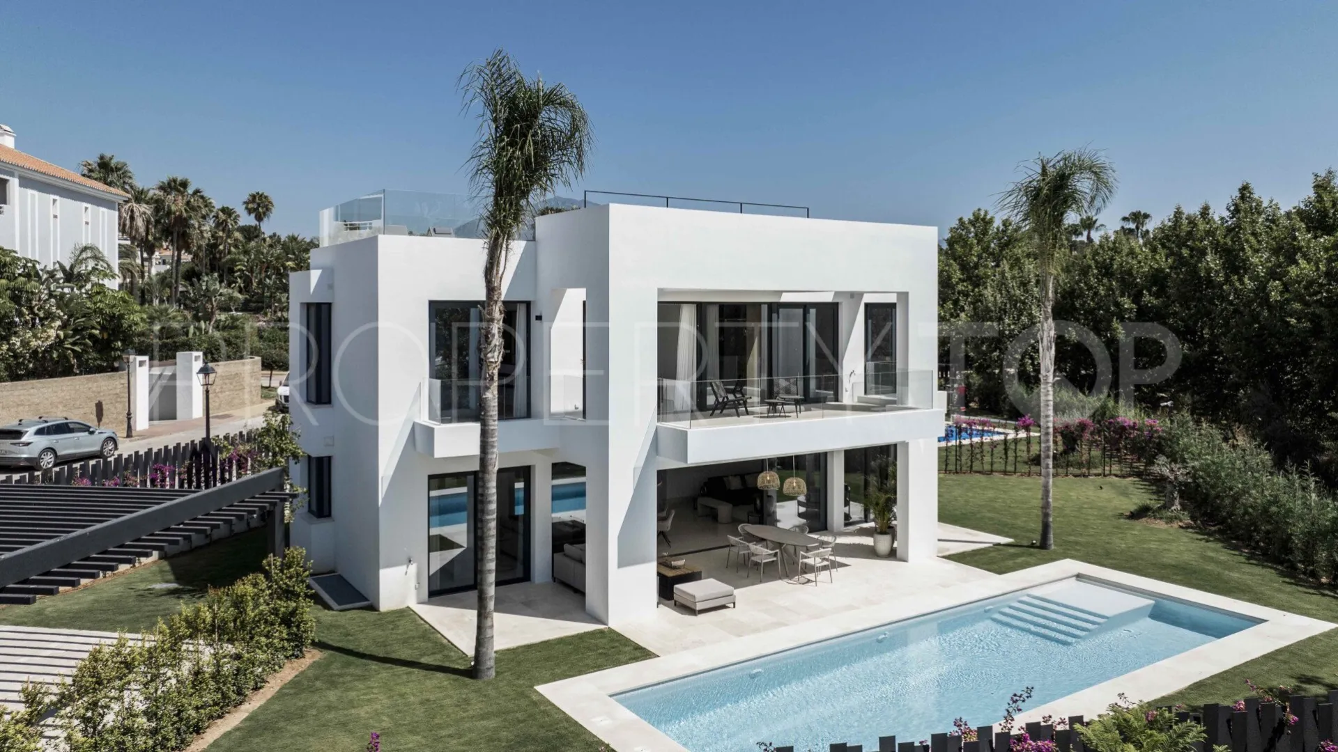 For sale villa with 4 bedrooms in Estepona
