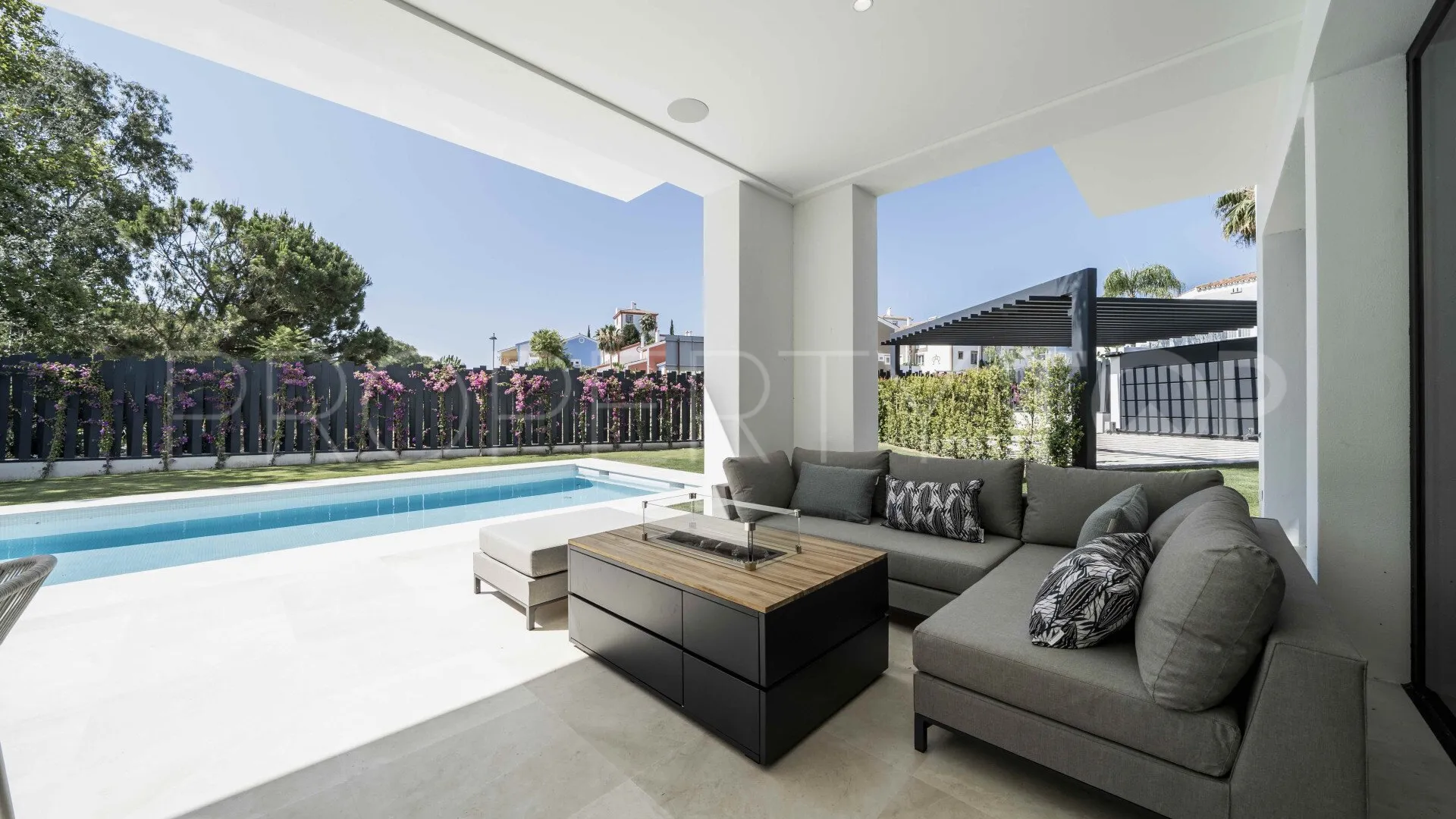 For sale villa with 4 bedrooms in Estepona