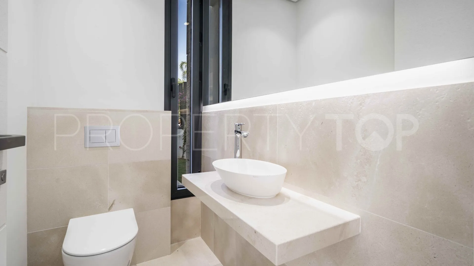 For sale villa with 4 bedrooms in Estepona