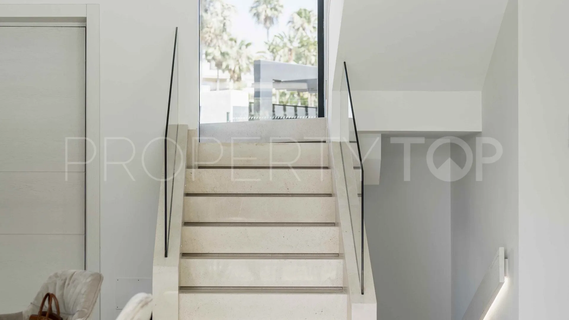 For sale villa with 4 bedrooms in Estepona