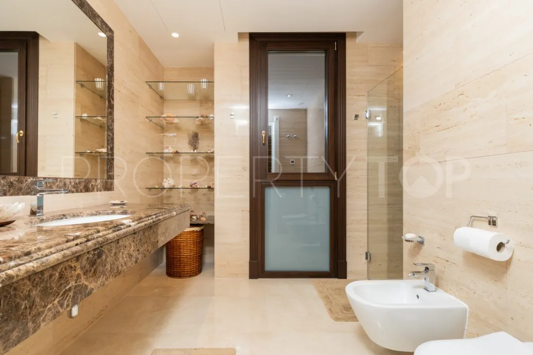 For sale Estepona villa with 7 bedrooms