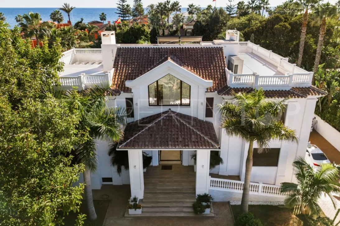 For sale Estepona villa with 7 bedrooms