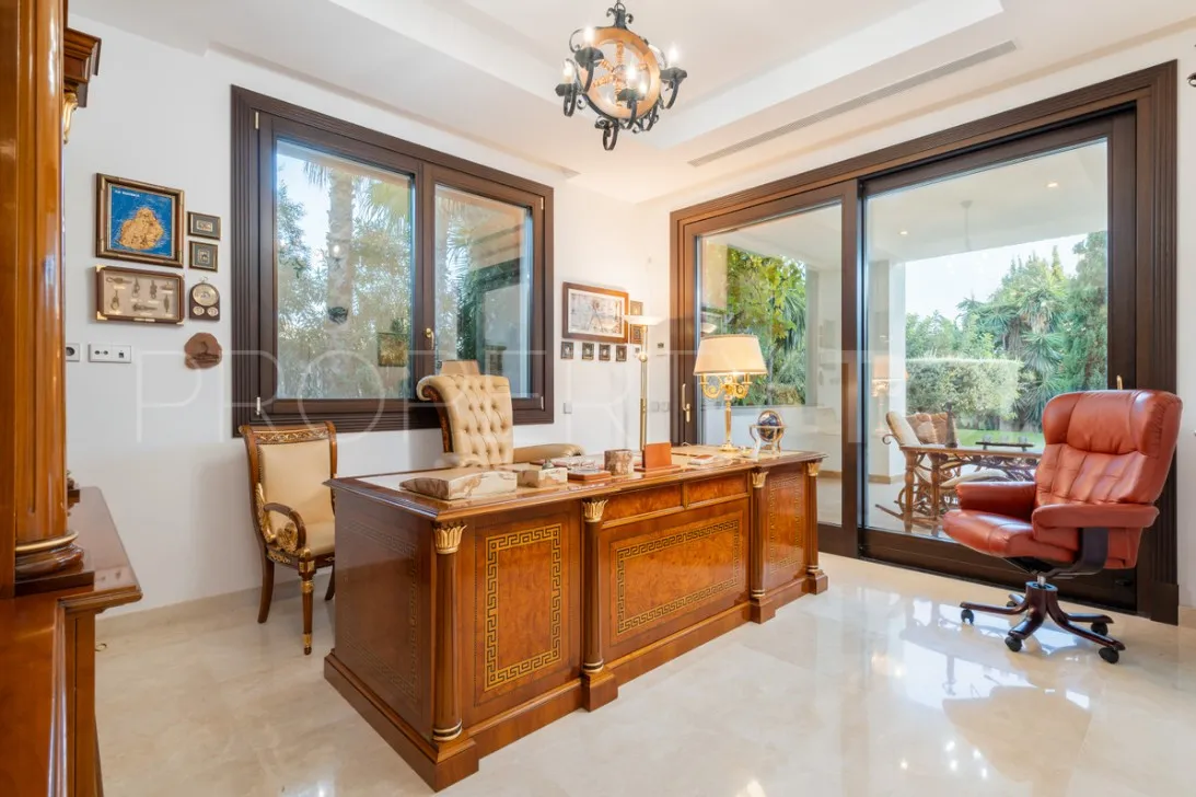 For sale Estepona villa with 7 bedrooms