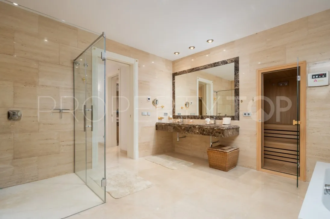 For sale Estepona villa with 7 bedrooms