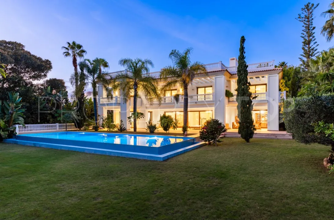 For sale Estepona villa with 7 bedrooms
