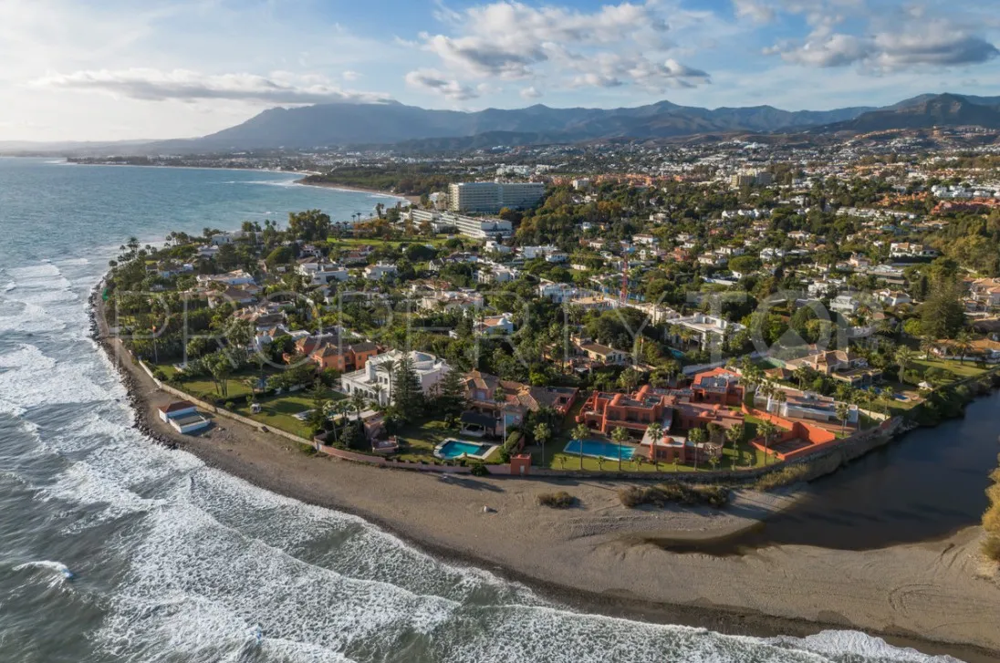 For sale Estepona villa with 7 bedrooms