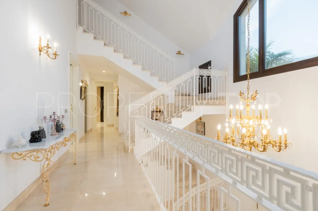 For sale Estepona villa with 7 bedrooms