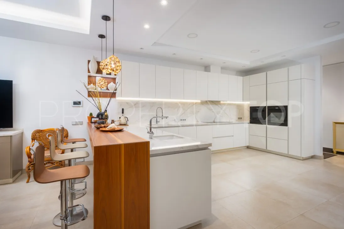 For sale Estepona villa with 7 bedrooms
