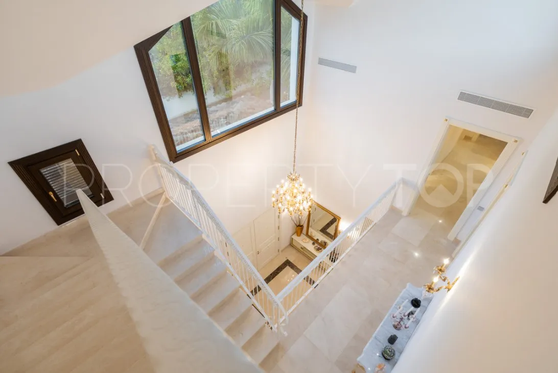 For sale Estepona villa with 7 bedrooms