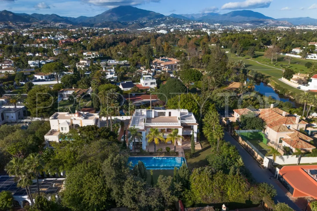 For sale Estepona villa with 7 bedrooms