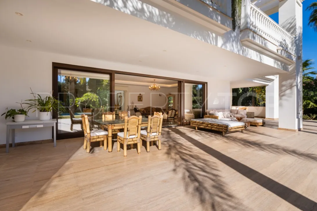 For sale Estepona villa with 7 bedrooms