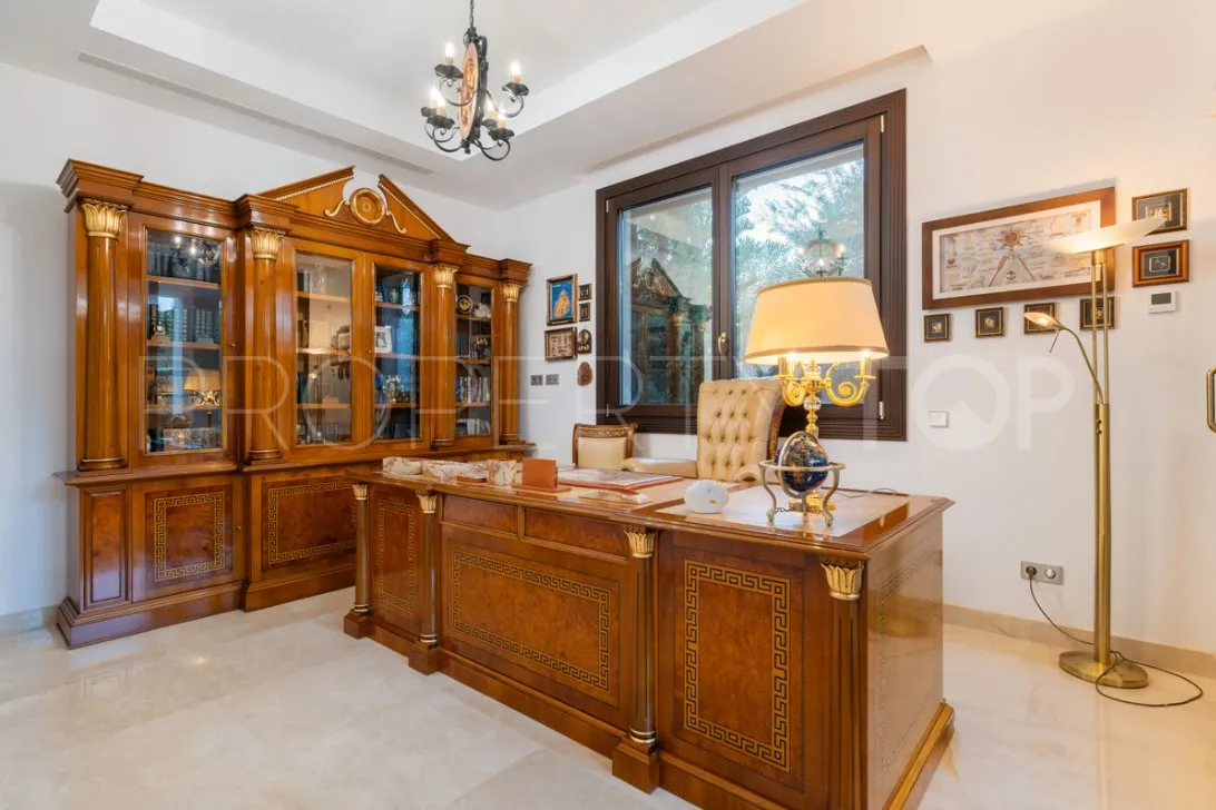 For sale Estepona villa with 7 bedrooms
