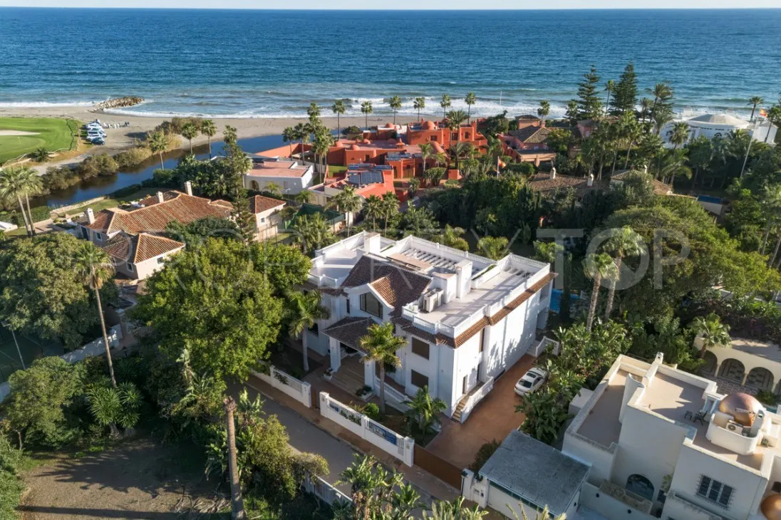 For sale Estepona villa with 7 bedrooms