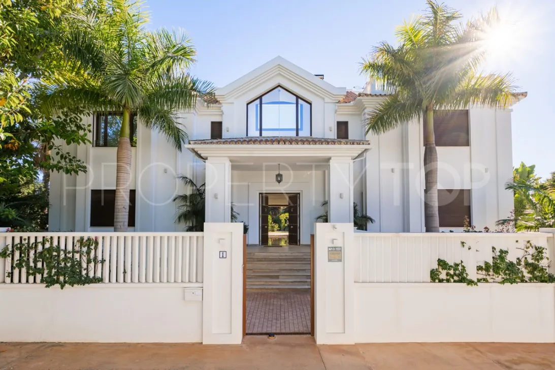 For sale Estepona villa with 7 bedrooms