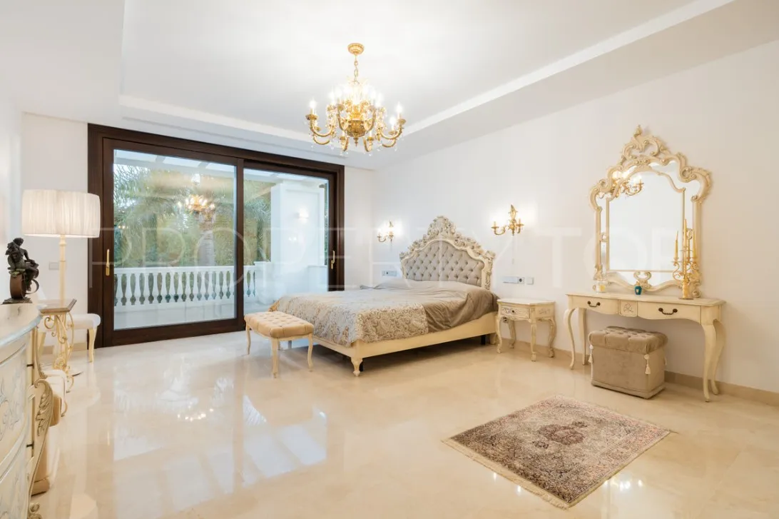 For sale Estepona villa with 7 bedrooms