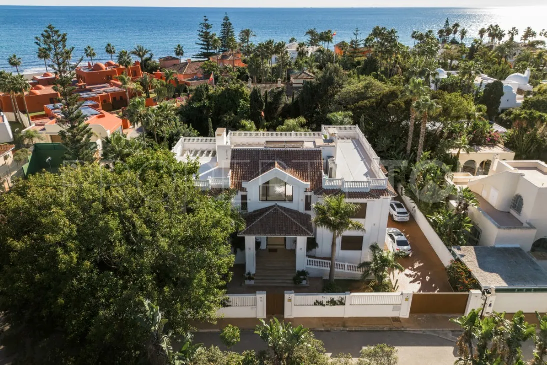 For sale Estepona villa with 7 bedrooms