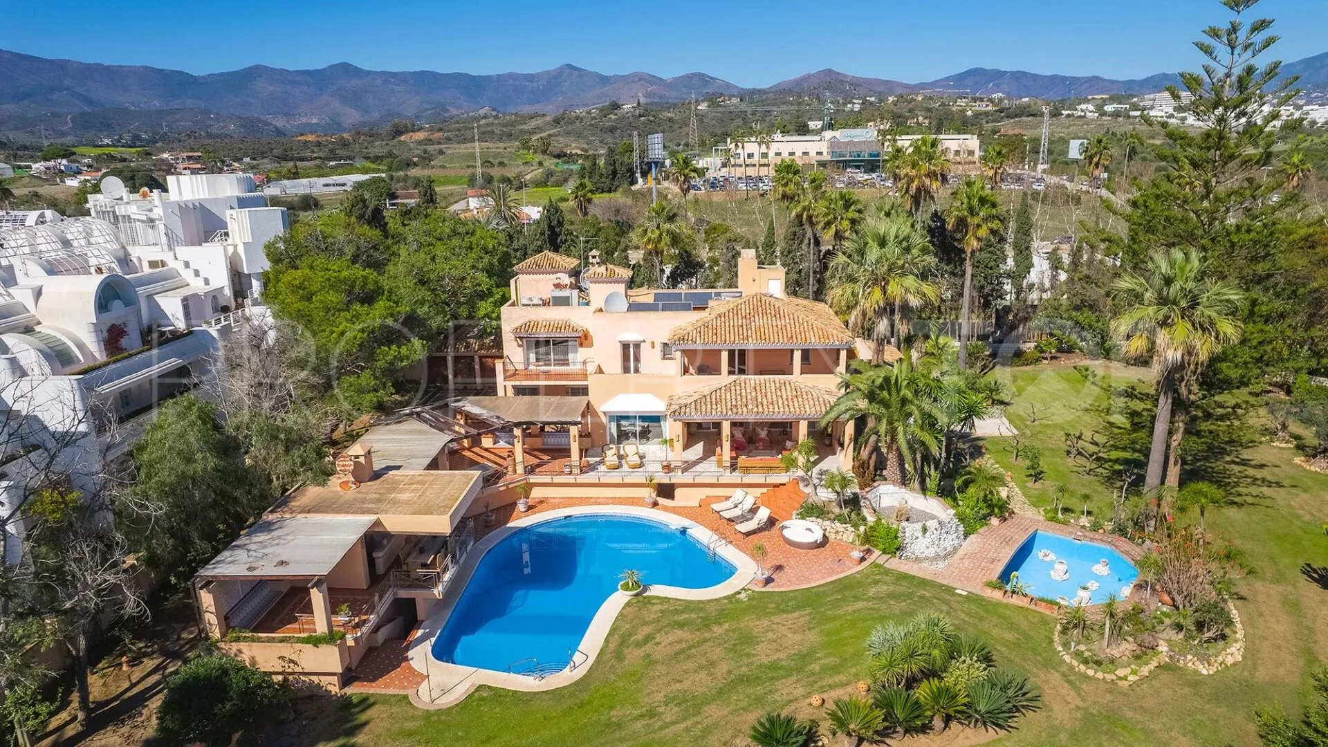 Buy Estepona 8 bedrooms villa