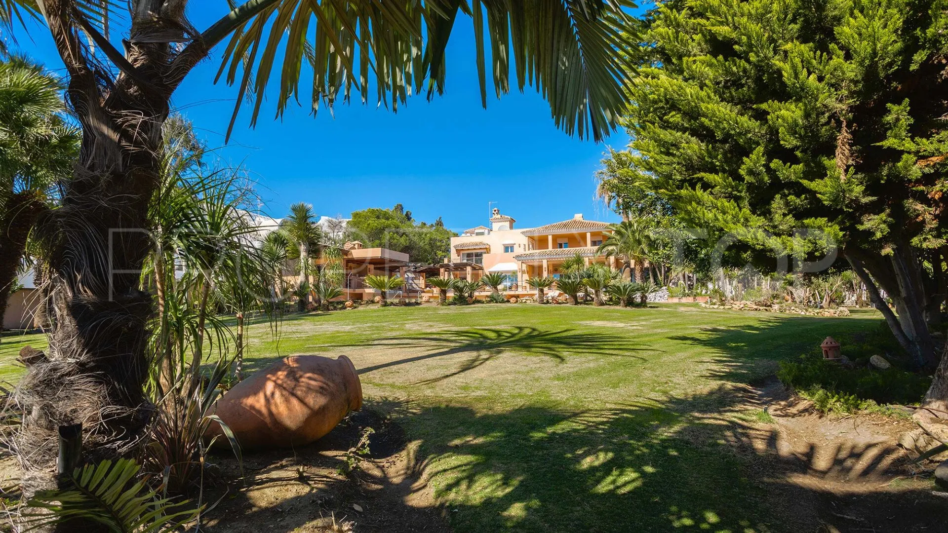 Buy Estepona 8 bedrooms villa