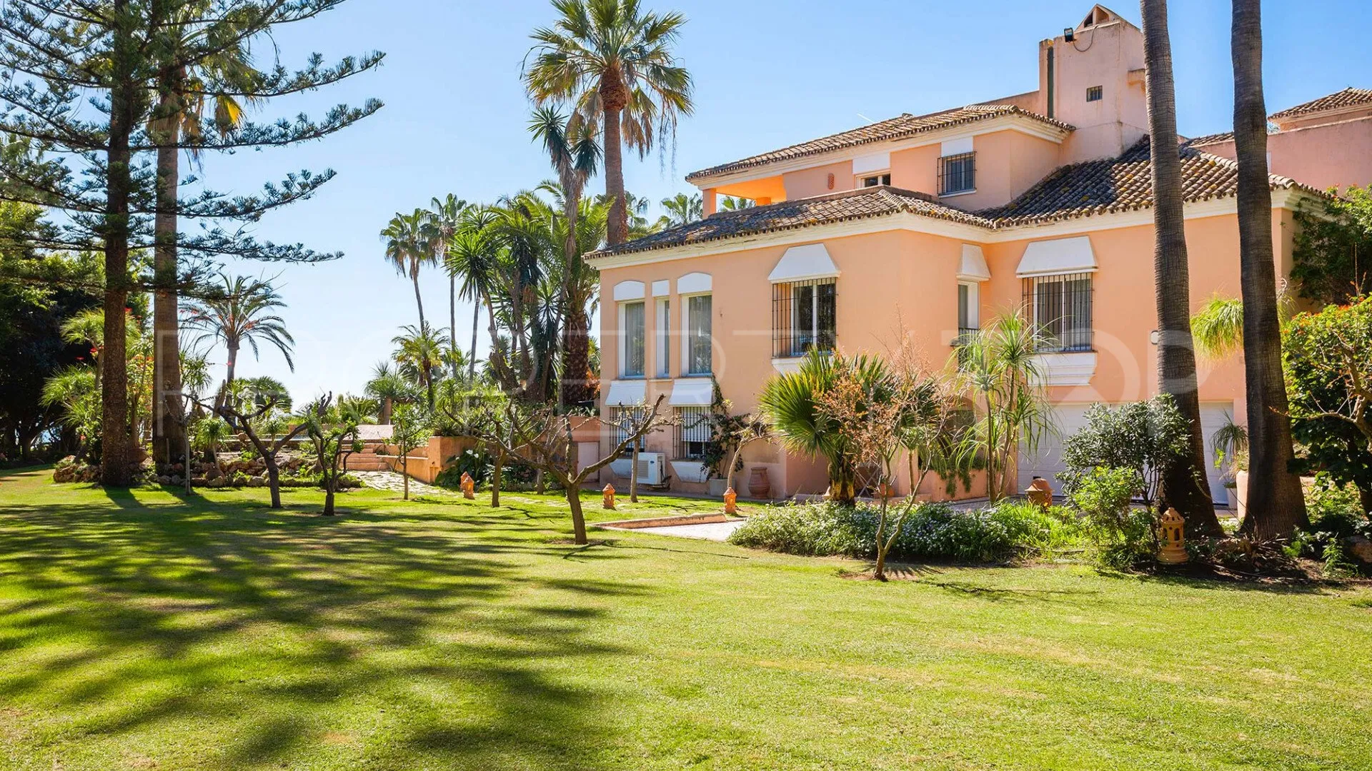 Buy Estepona 8 bedrooms villa