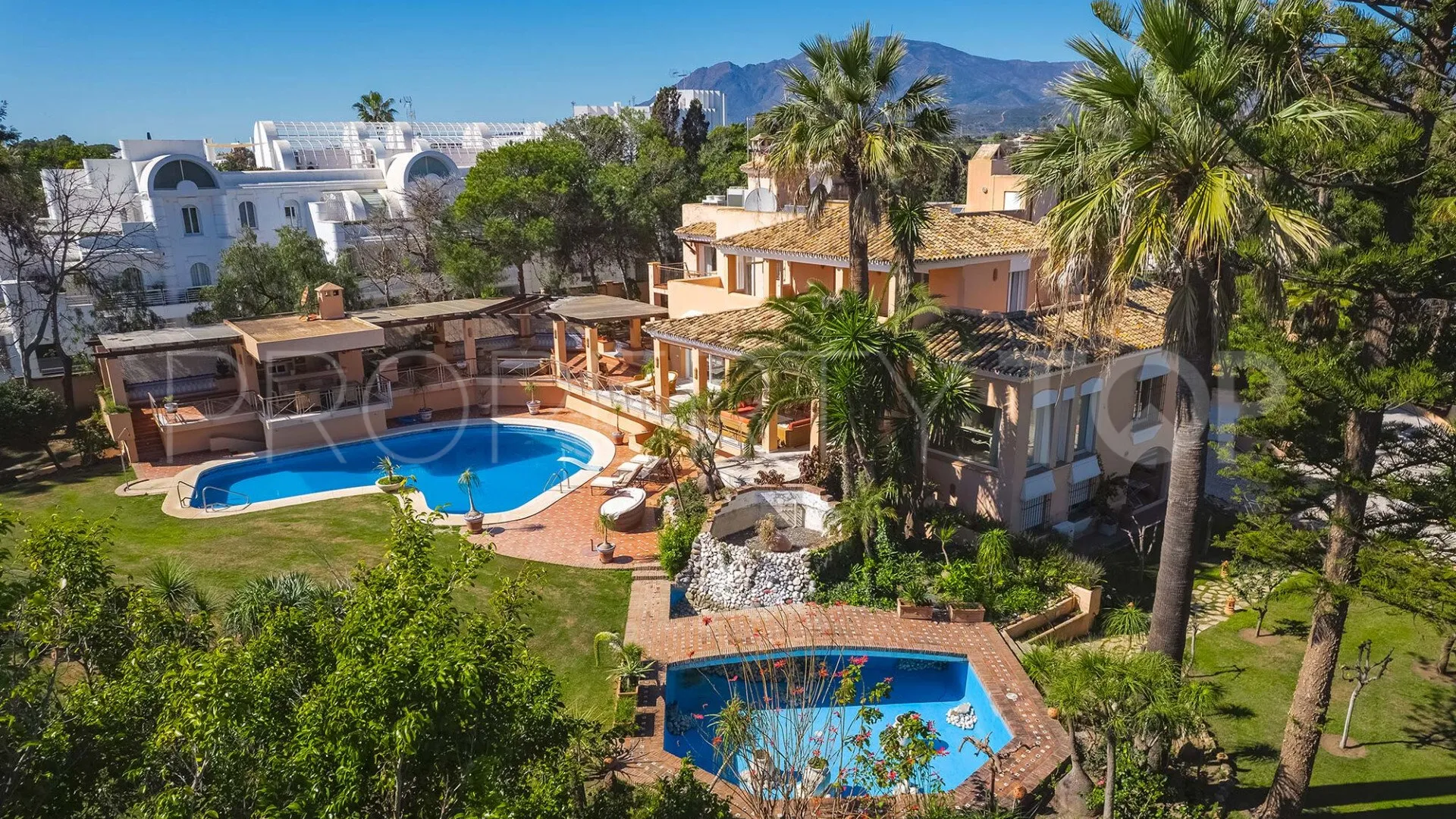 Buy Estepona 8 bedrooms villa