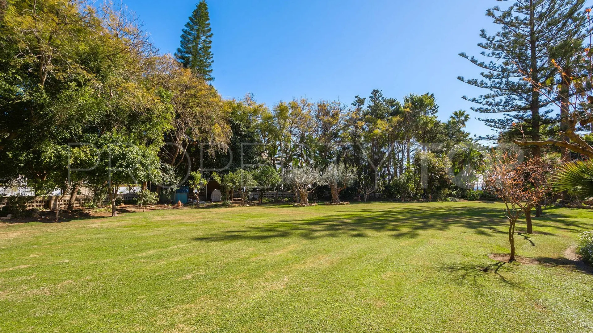 Buy Estepona 8 bedrooms villa