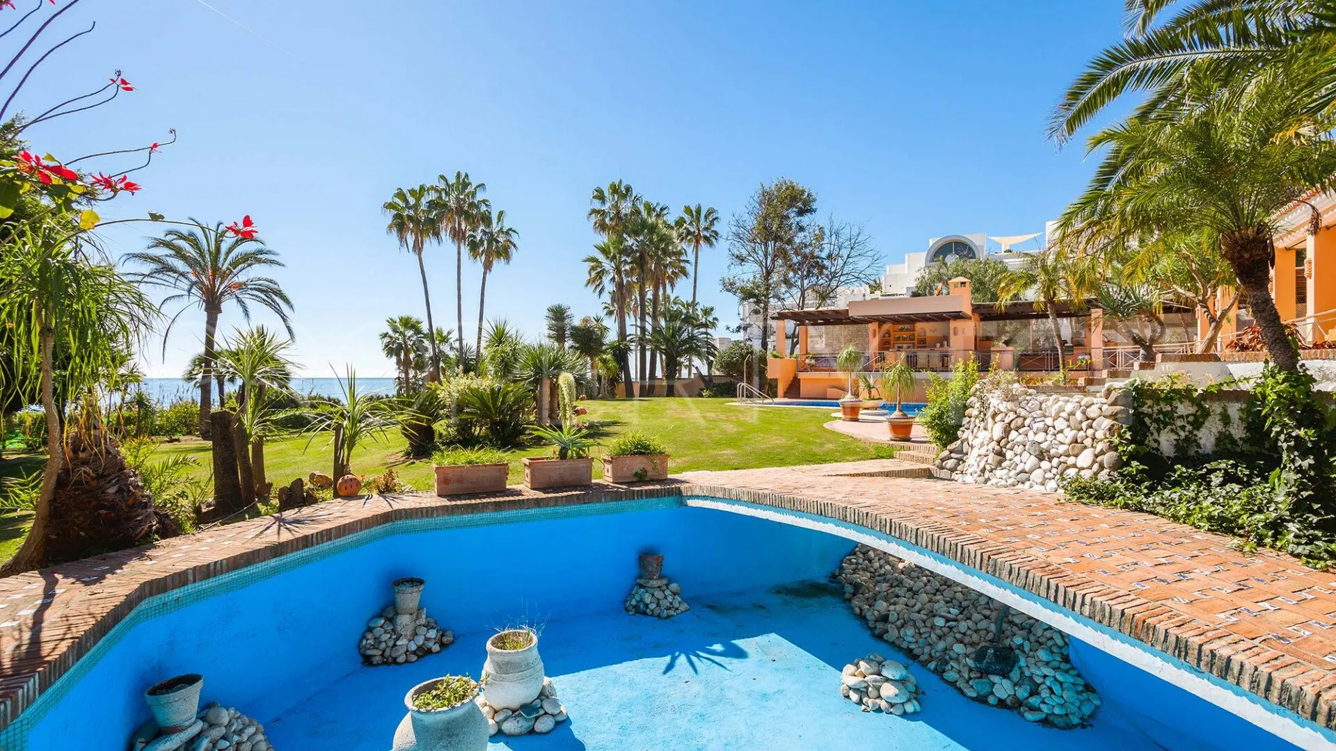 Buy Estepona 8 bedrooms villa