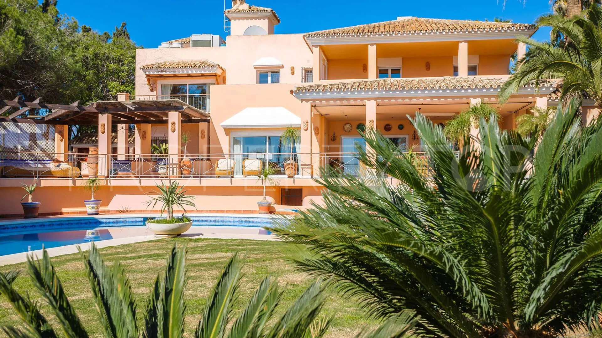 Buy Estepona 8 bedrooms villa