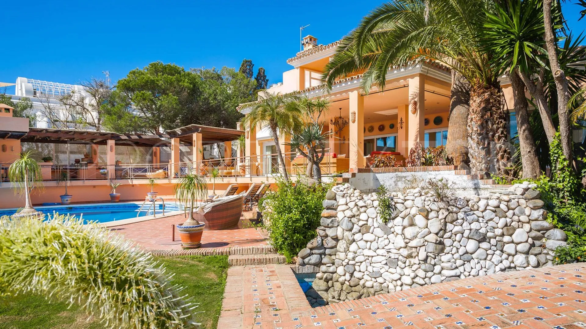 Buy Estepona 8 bedrooms villa