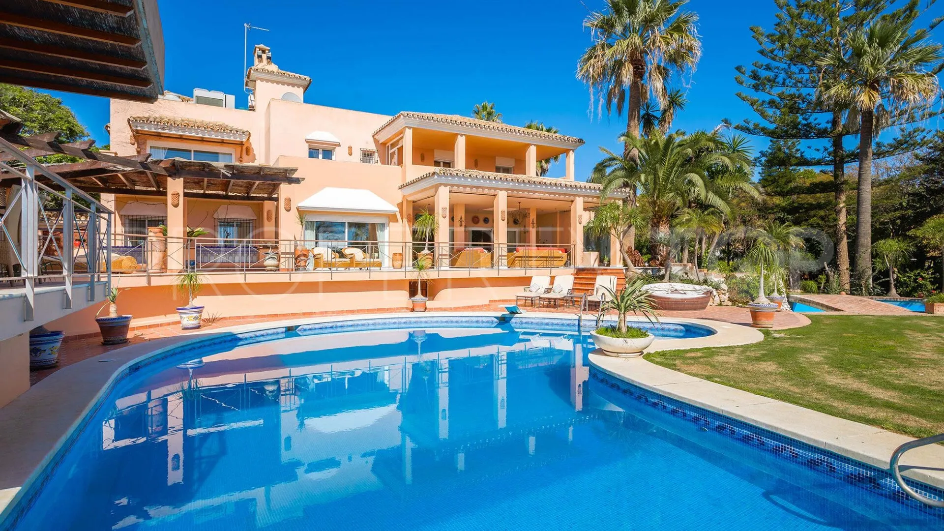 Buy Estepona 8 bedrooms villa