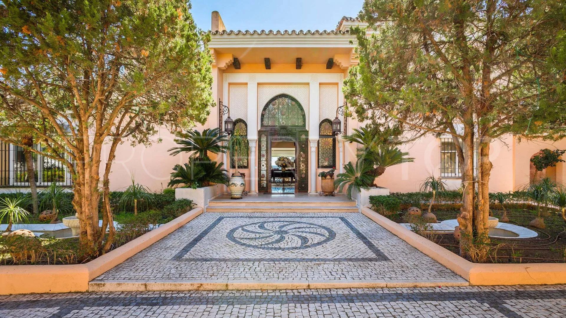 Buy Estepona 8 bedrooms villa
