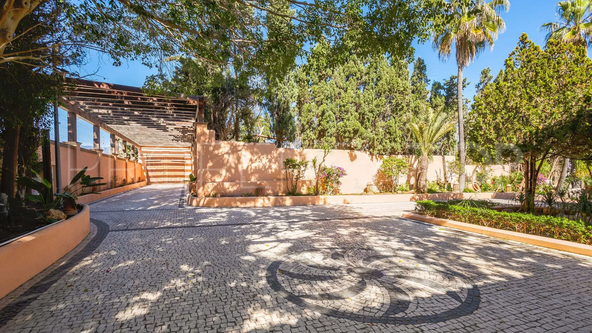 Buy Estepona 8 bedrooms villa